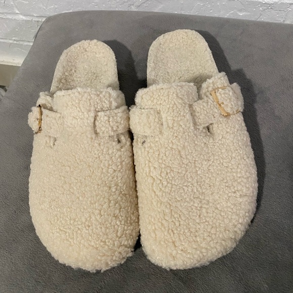 NWOT Sherpa Cream Color Slip On Clogs. Too wide for me. - Picture 4 of 7